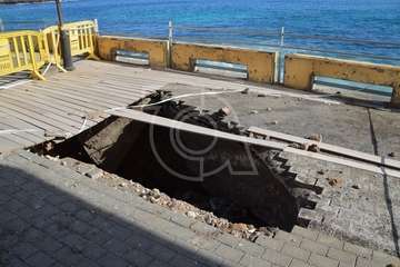 Socavón peligroso en el extremo sur de la avenida marítima de Salinetas (Foto TA)